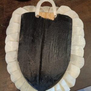 Máscara de parede decorativa com escamas de peixe e sementes (hipótese: pirarucu)