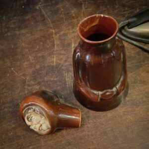 Garrafa/Decanter figurativo de monge com tampa em forma de cabeça