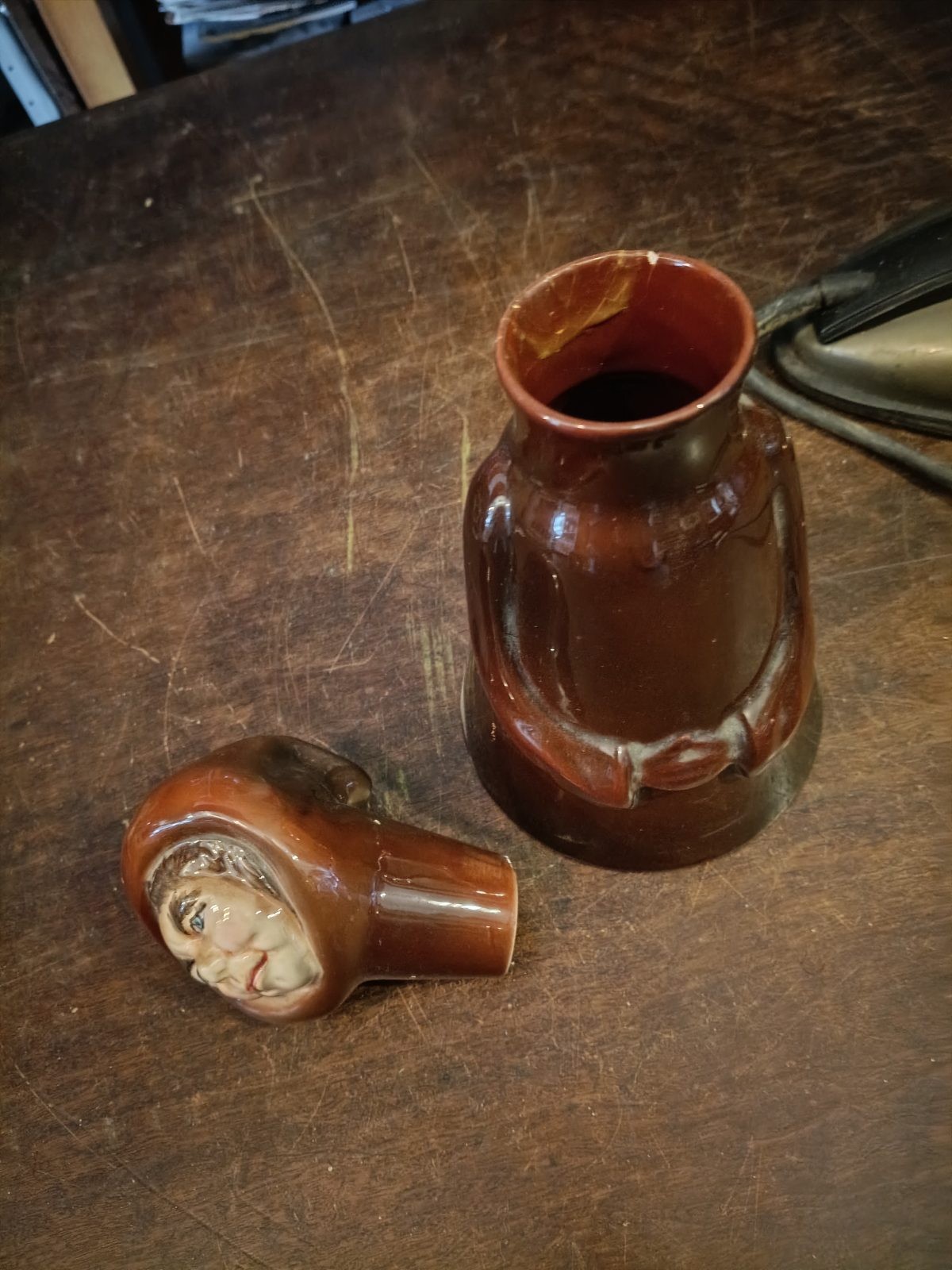 Garrafa/Decanter figurativo de monge com tampa em forma de cabeça