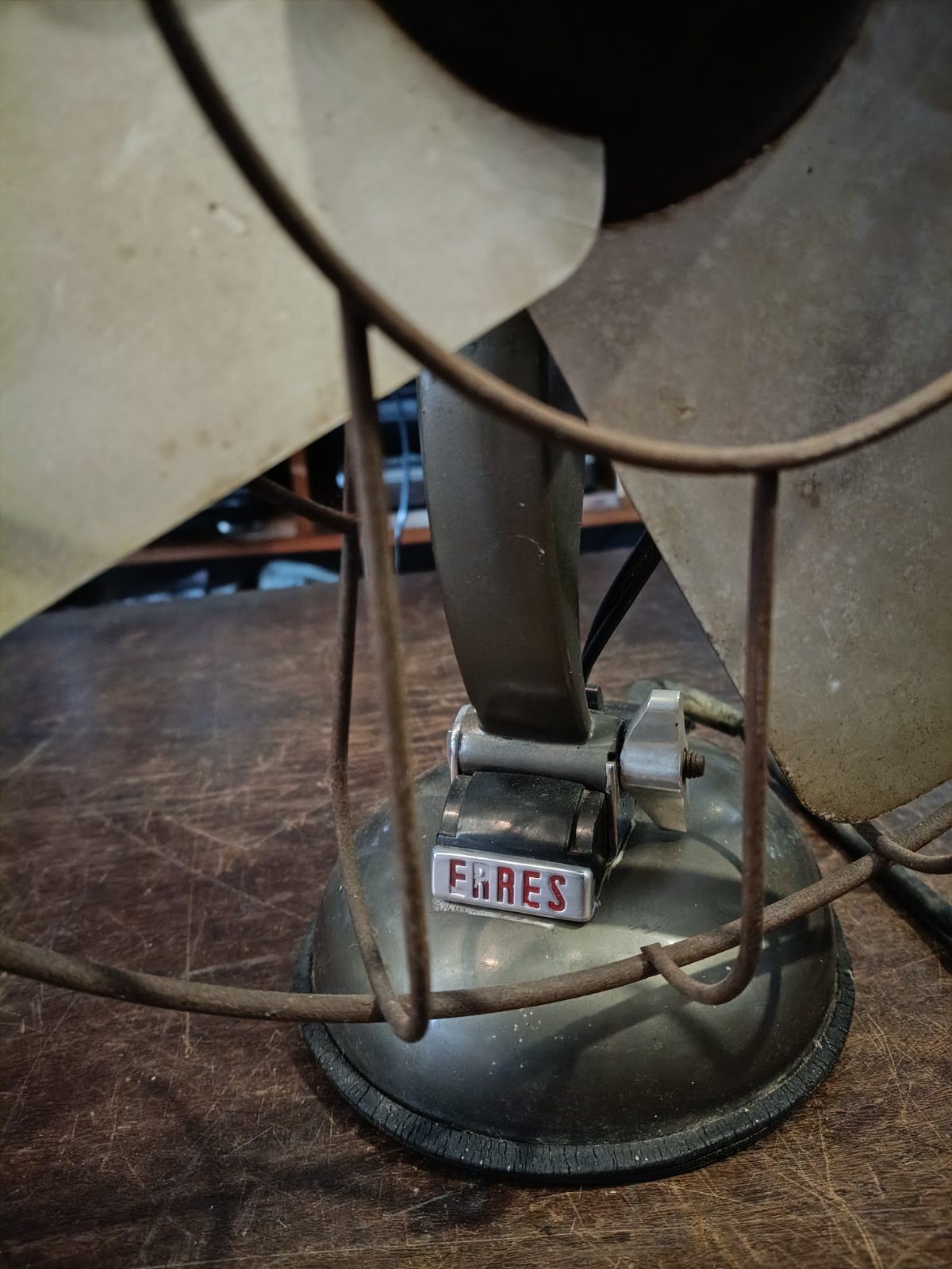 Ventilador de mesa metálico ERRES