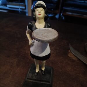 Figura de garçonete com bandeja em ferro fundido pintado (possível porta-vela/porta-miudezas)