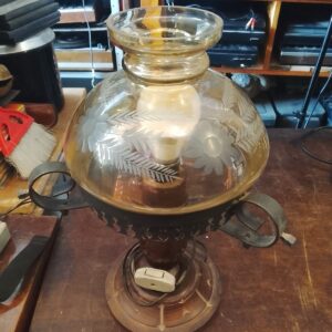 Luminária de mesa com tulipa de vidro âmbar gravada