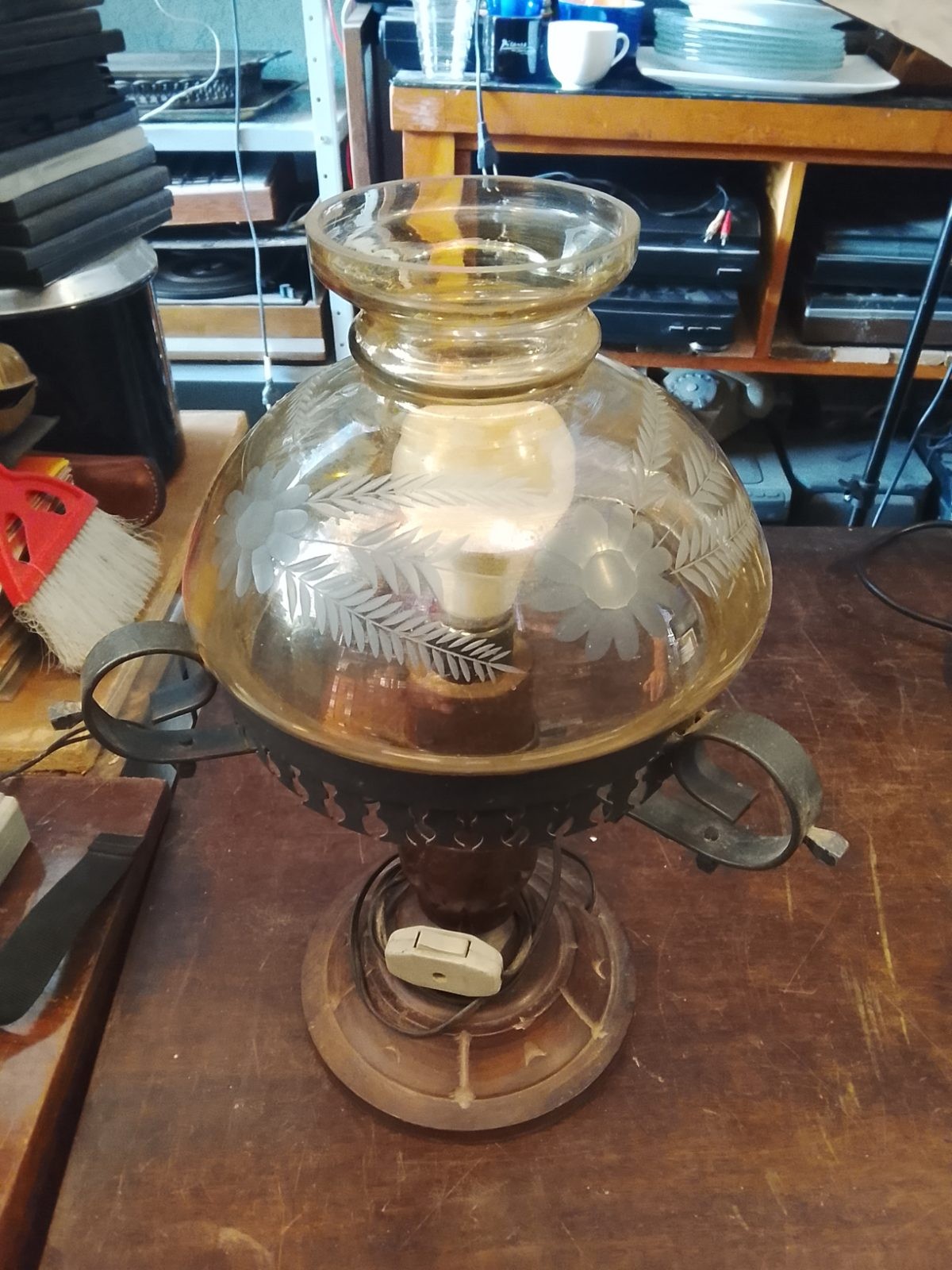 Luminária de mesa com tulipa de vidro âmbar gravada