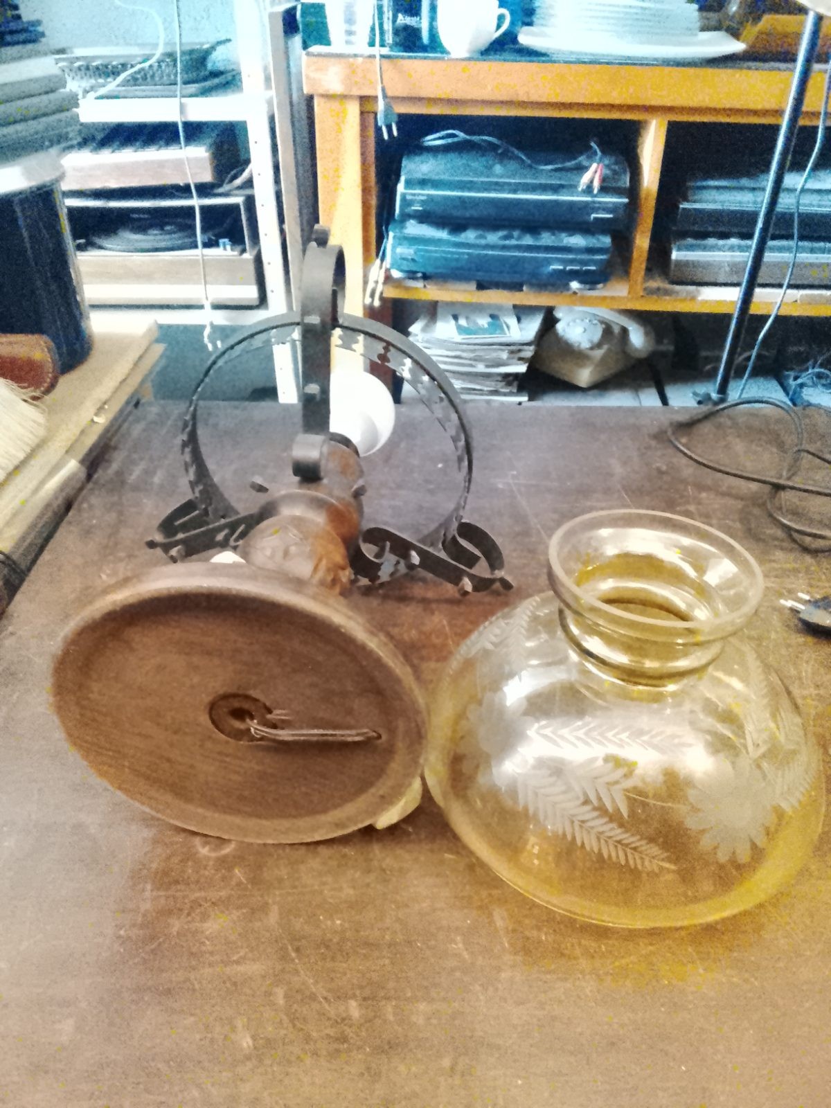 Luminária de mesa com tulipa de vidro âmbar gravada